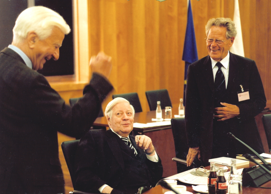 Das Bild zeigt Hans Küng mit Altbundespräsident Richard von Weizsäcker und Altbundeskanzler Helmut Schmidt bei einem Treffen des InterAction Councils für Weltethos Tübingen.