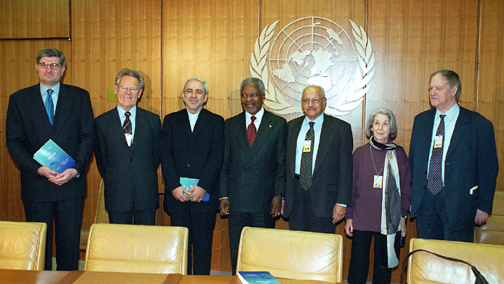Das Bild zeigt Hans Küng für Weltethos Tübingen und Mitglieder der von Kofi Annan berufenen „Group of Eminent Persons“.