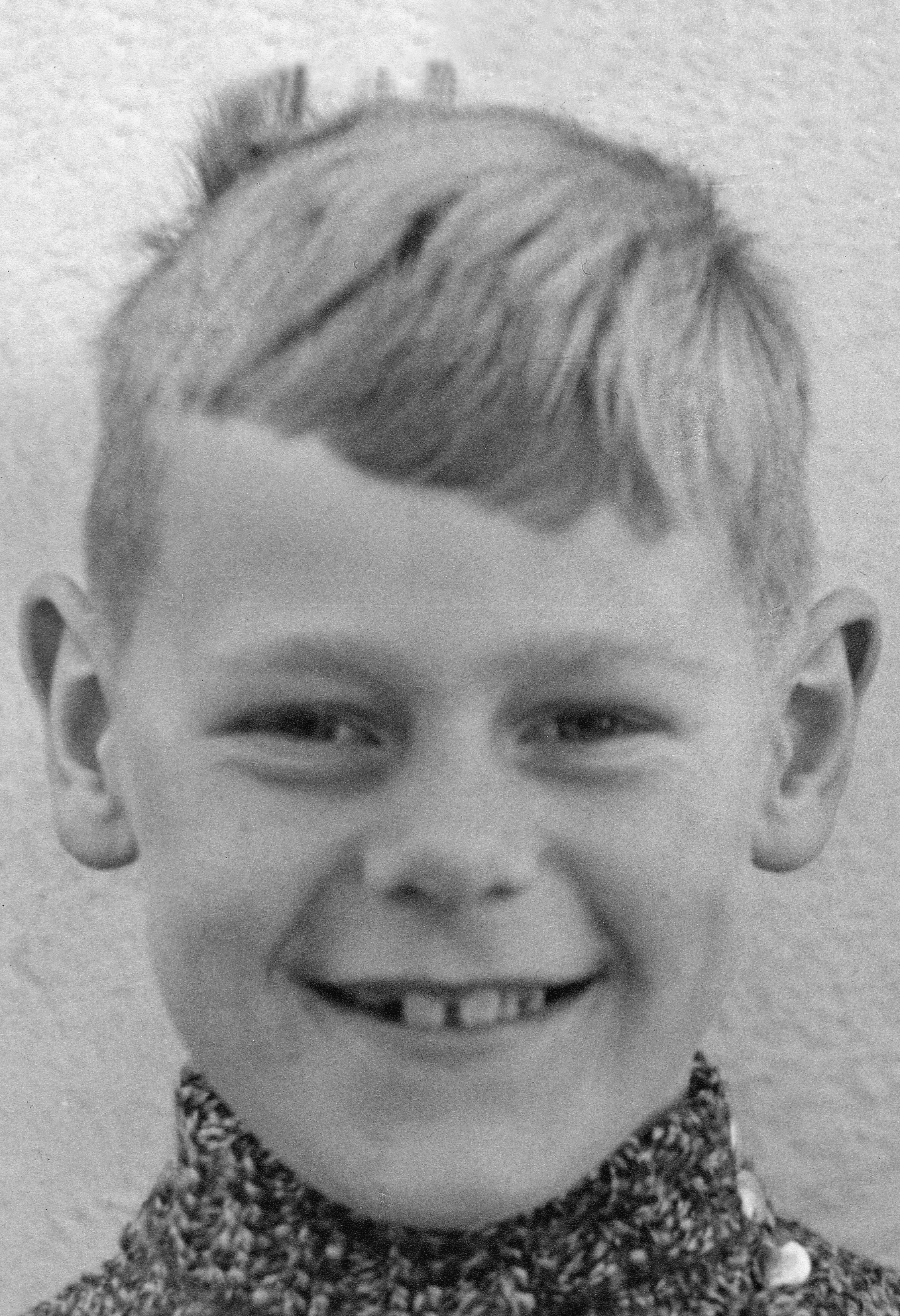 Das Foto ist ein Passbild in schwarz-weiß des Gründer der Weltethos Stiftung Hans Küng im Alter von 10 Jahren.