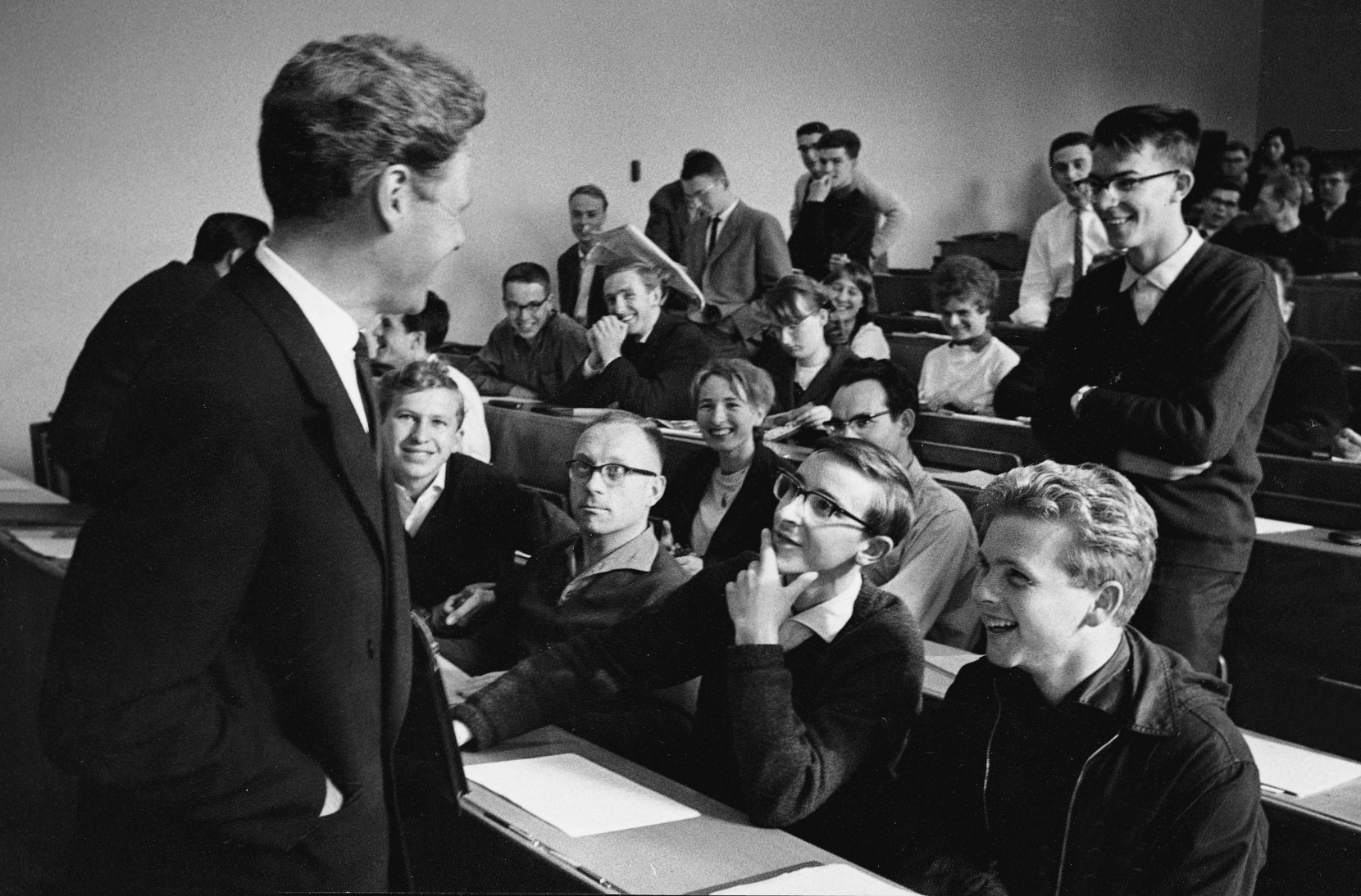 Das Bild in schwarz-weiß zeigt den 32-jährigen Gründer der Stiftung Weltethos Hans Küng in einem Hörsaal im Gespräch mit Studenten.