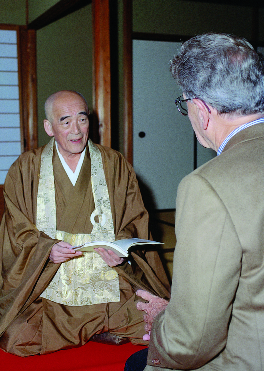 Das Bild zeigt Hans Küng im Gespräch mit dem buddhistischen Abt Hirata in Kyoto für Weltethos Tübingen bei den Dreharbeiten zu „Spurensuche“.