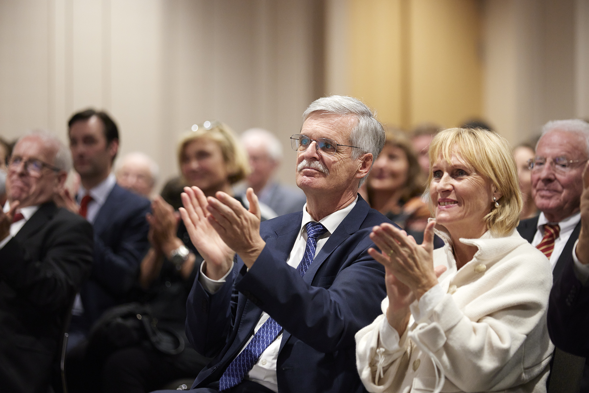 Prof. Bernd Engler und seine Frau applaudieren