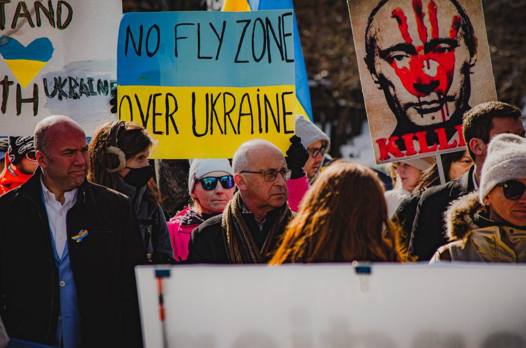 Menschen auf der Straße protestieren für Frieden in der Ukraine