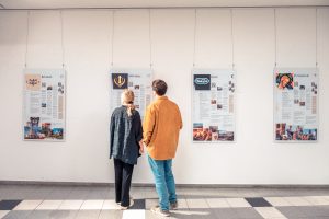 Zwei Menschen schauen sich die Weltethos-Ausstellung an