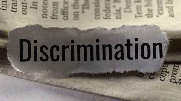 Ein aus der Zeitung ausgerissenes Stück, auf dem "Discrimination" steht.