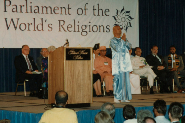 Sri Chinmoy eröffnet mit Meditation das Weltparlament der Religionen in Chicago 1993.