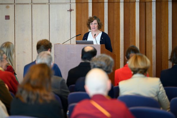 Dr. Theresa Beilschmidt hält einen Vortrag