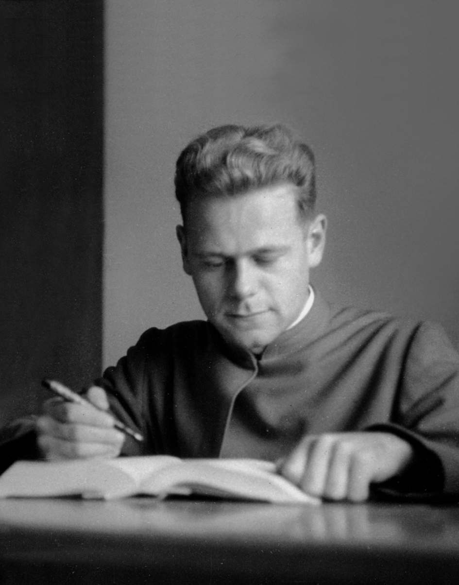 Das Foto (schwarz-weiß) zeigt den Gründer der Weltethos Stiftung Hans Küng als Student lesend an einem Tisch.