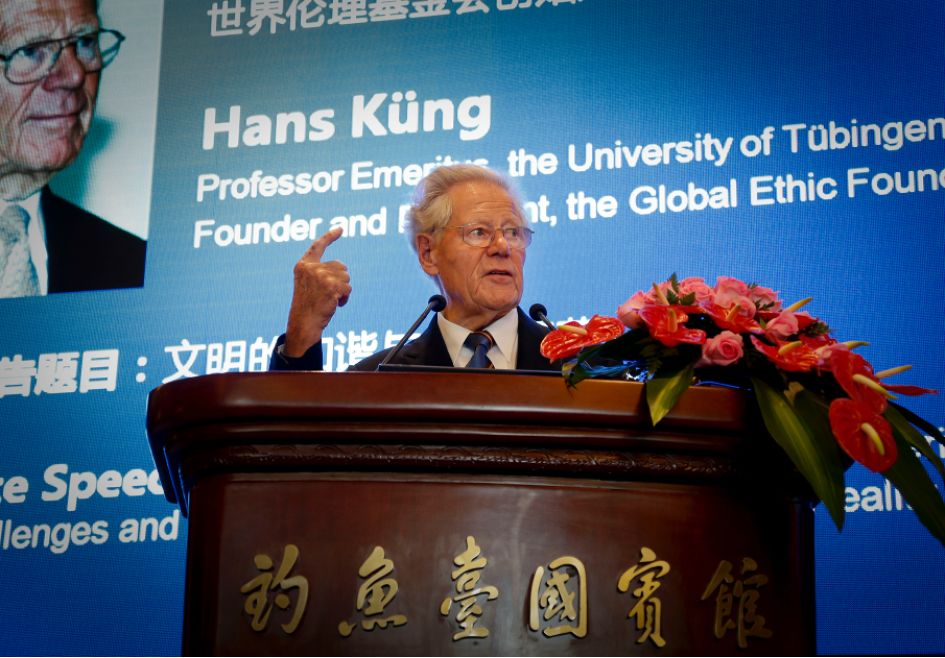 Das Foto zeigt Hans Küng für Weltethos Tübingen hinter einem Rednerpult bei seiner Eröffnungsrede am Beijing Forum.