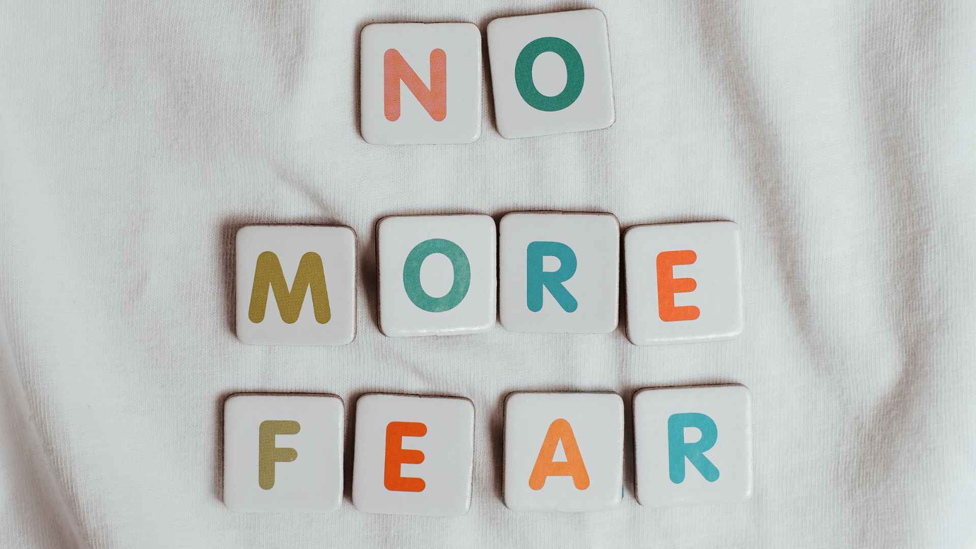 Steine mit Buchstaben, die "No more fear" schreiben.