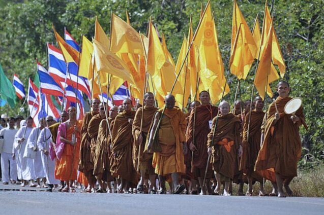 Buddhistische Mönche führen den Friedensmarsch Dhammayietra an.