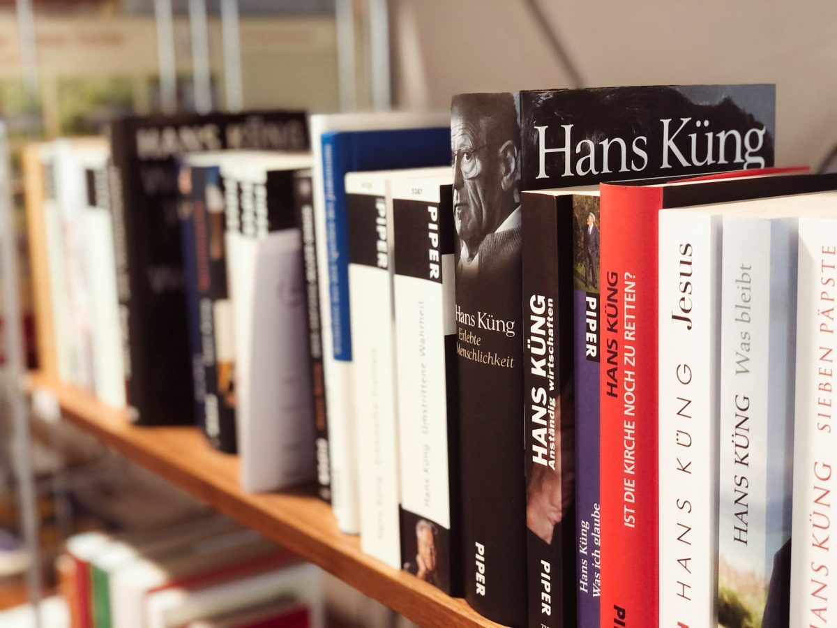 Ein Regal mit den Buchrücken der Bücher von Hans Küng