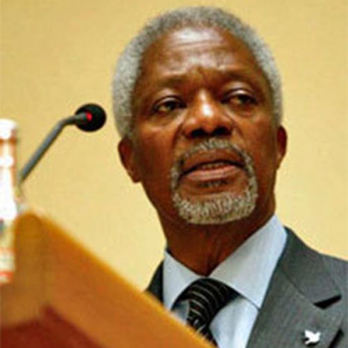 Das Bild zeigt den UN-Generalsekretär Kofi Annan 2003 in Nahaufnahme am Rednerpult für Weltethos Reden.