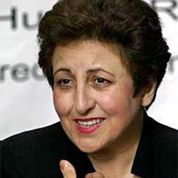 Das Bild zeigt die Friedensnobelpreisträgerin Shirin Ebadi 2005 in der Nahaufnahme beim Reden für Weltethos Reden.