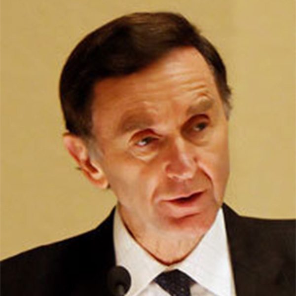 Das Bild zeigt den ehemaligen Verwaltungsratsvorsitzenden der HSBC Holding PLC 2010, Stephen K. Green, in Nahaufnahme an einem Rednerpult für Weltethos Reden.