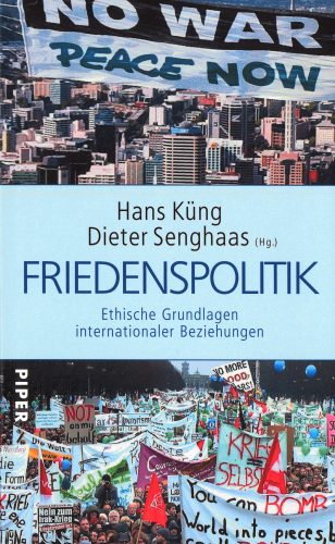 Das Bild zeigt die Vorderseite eines Buches mit der Aufschrift „Hans Küng, Dieter Senghaas (Hg.), Friedenspolitik, Ethische Grundlagen internationaler Beziehungen“.