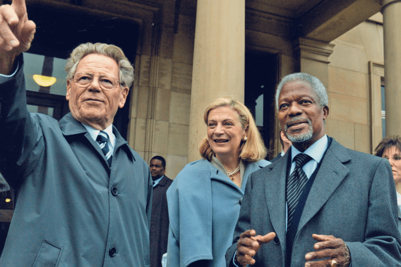 Das Bild zeigt Hans Küng für Weltethos Tübignen mit UN-Generalsekretär Kofi Annan und dessen Frau Nane Annan.